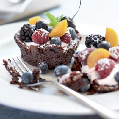 Chocolate cake with goat’s-milk yoghurt and berries