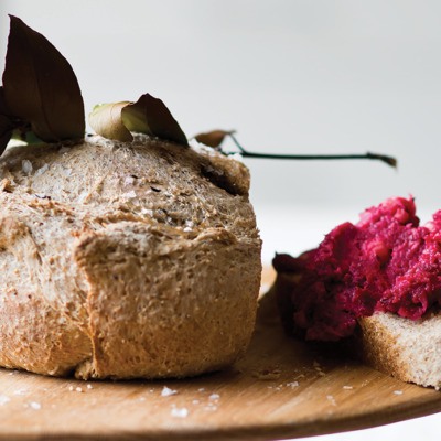 Spelt bread with beetroot hummus