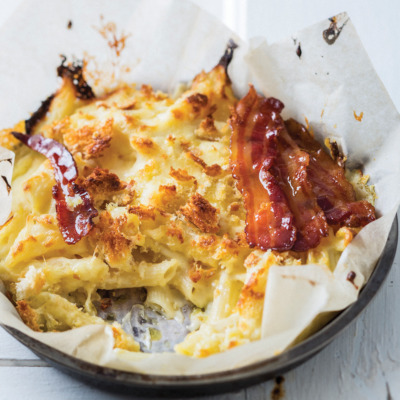 American macaroni cheese with sticky maple bacon