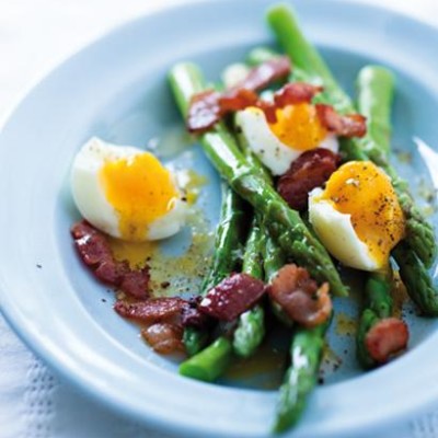 Asparagus with eggs and bacon