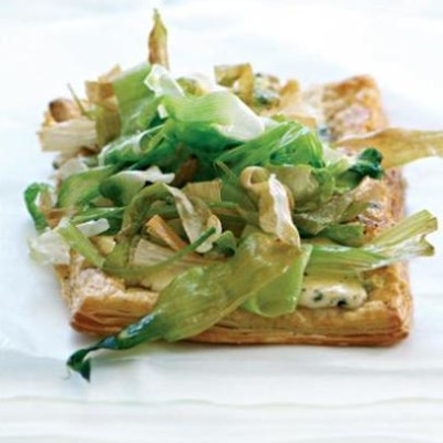 Blue cheese and roasted leek tart