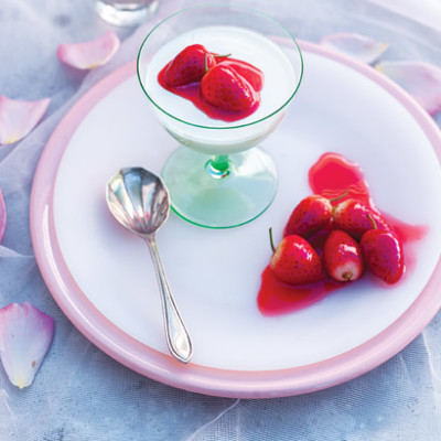 Buttermilk panna cotta with strawberries