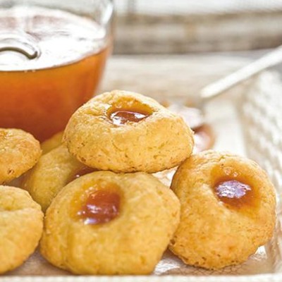 Cheese and apricot jam biscuits