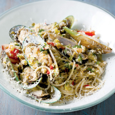 Chilli, fresh tomato and mussel pasta