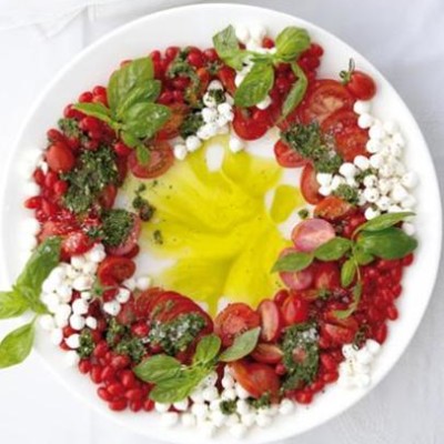 Christmas caprese wreath salad