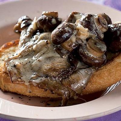 Creamed mushrooms on toast