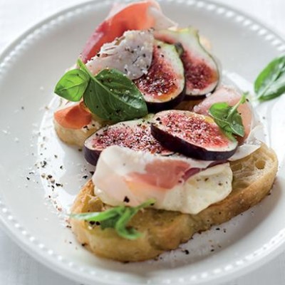 Creamy fig bruschetta