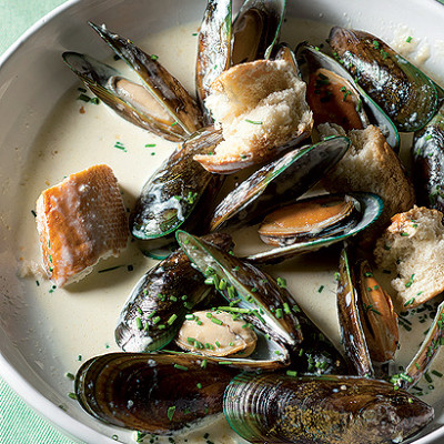 Creamy garlic mussels with crusty bread