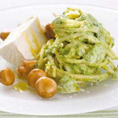 Creamy pea and rocket linguini twists served with fresh ricotta and baby button mushrooms