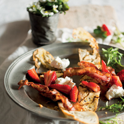 Crostini with bacon and strawberries