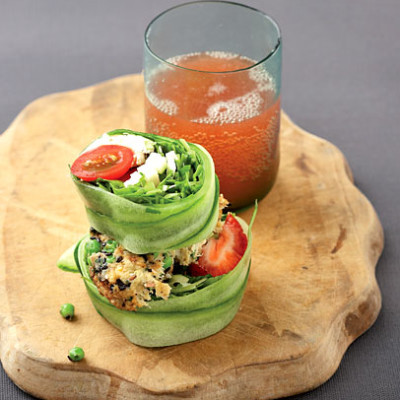 Crunchy tomato and strawberry salad burger with pea and snoek patty