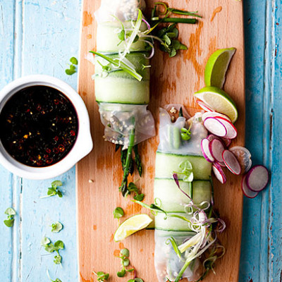 Dry-fried chicken mince with bulgur wheat and Vietnamese spring rolls