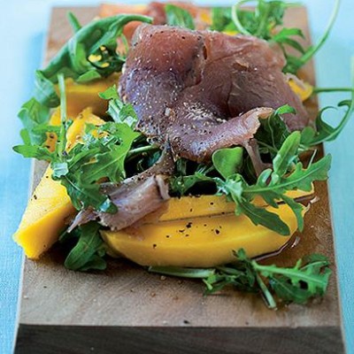 Fresh mango and rocket salad with smoked tuna