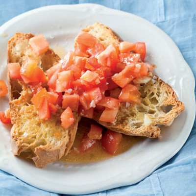 Garlic bruschetta with tomatoes