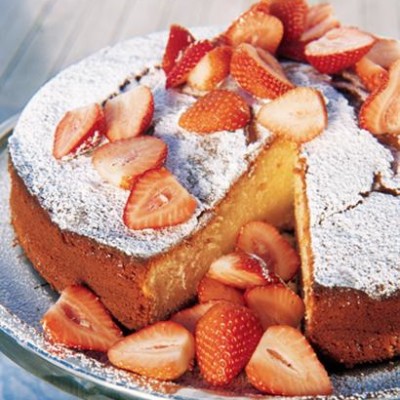 Greek-yoghurt cake with fresh strawberries