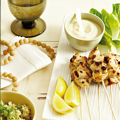 Grilled chicken skewers with hummus-yoghurt sauce