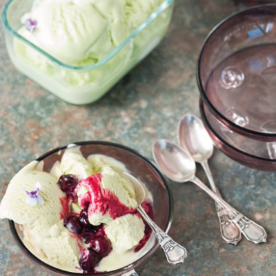 Mint-leaf ice cream with blueberries