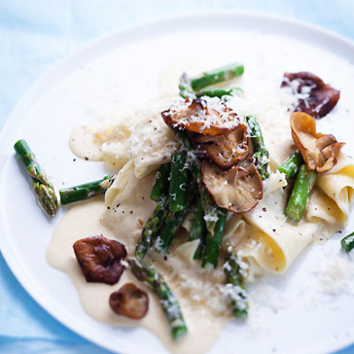 Mushroom and asparagus pasta