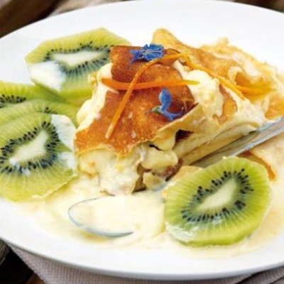 Orange-cream gateau with sliced kiwi