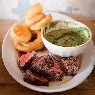 Pan-fried fillet with crispy onion rings and aioli