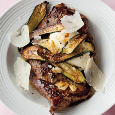 Pan-fried rump steak with baby marrow