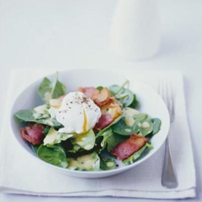 Poached egg and bacon salad