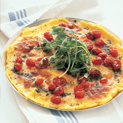 Polenta pizzas with mozzarella, baby tomatoes and rocket