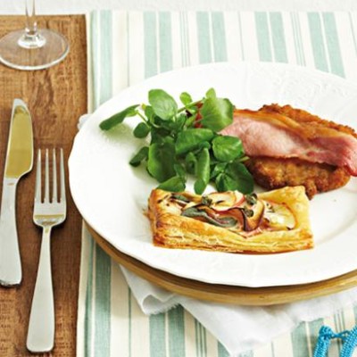 Pork loin chops with apple, sage and onion tarts