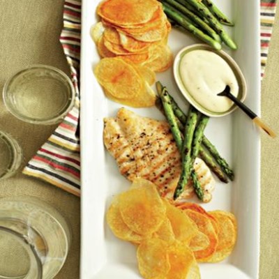 Seared chicken and asparagus with homemade mayo and crisps