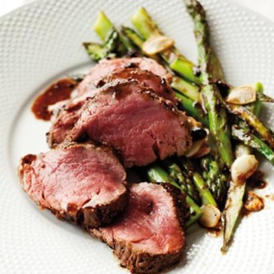 Seared steak with asparagus