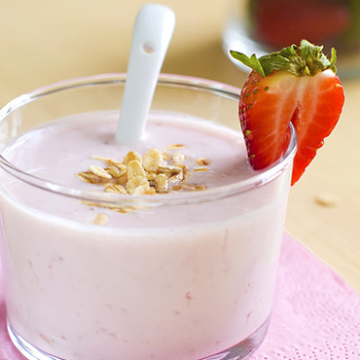 Strawberry, banana and granola smoothie