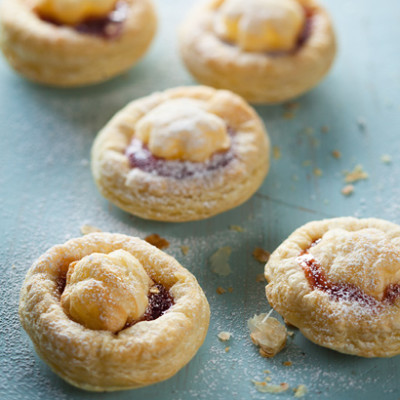 Strawberry jam puff tartlets