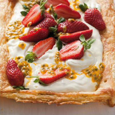 Summer berry and granadilla tart