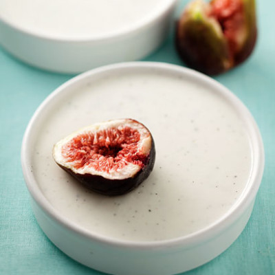 Vanilla-infused yoghurt panna cotta with figs