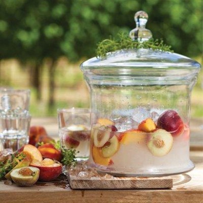 White Spanish sangria with ripe peaches