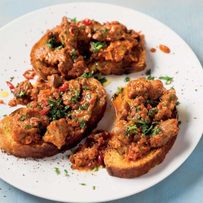 Spicy chicken livers on toast