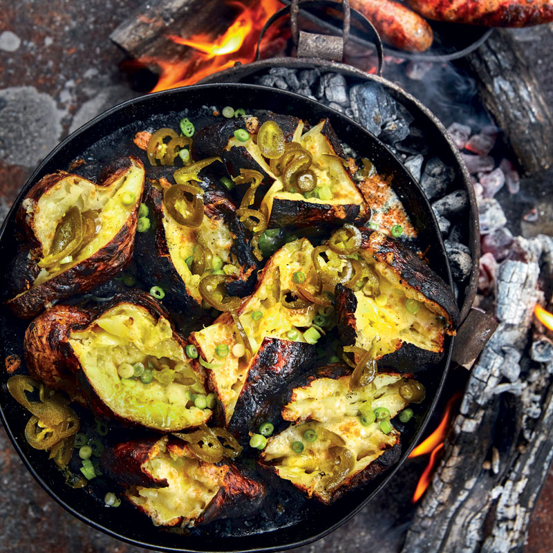 Cheesy potatoes in the fire with chipotle pork sausages