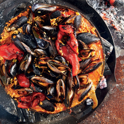 Smoky mussel paella