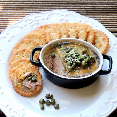 Chicken liver pâté with verjuice jelly