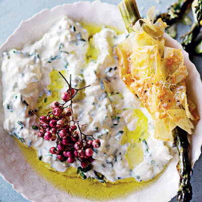 Cheese asparagus sticks with herbed dip