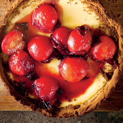 Baked plum cheesecake