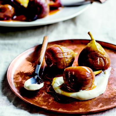 Honeyed figs with sour cream