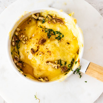 Baked maasdam with honey, thyme and pecans