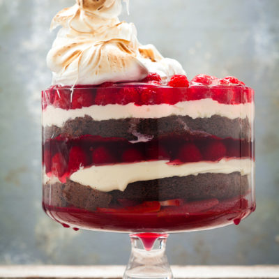 Christmas trifle with Italian meringue