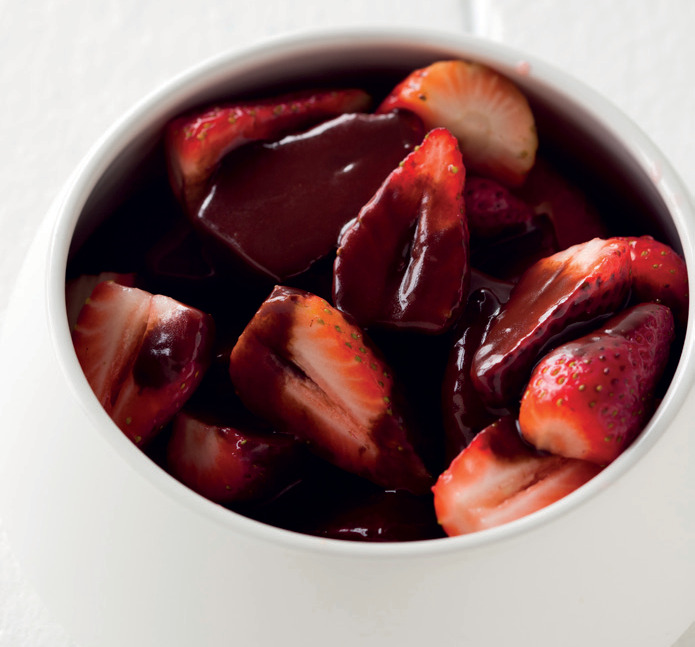 strawberries-with-quick-chocolate-sauce