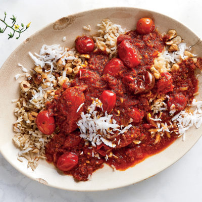 Tomato curry with coconut-hazelnut rice