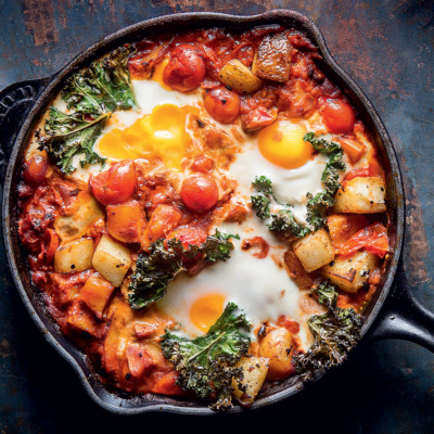 Spicy fried potato shakshuka with naan bread