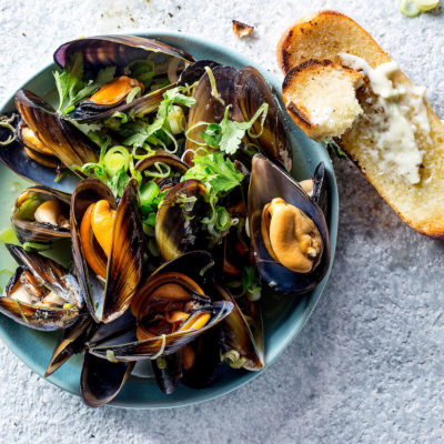 Mussels in beer broth with garlic-mayo toast