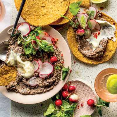 Tostadas with black bean pâté