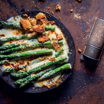 Asparagus gratin with spiced Grana Padano white sauce